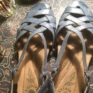 Earth Origins size 8 blue sandals.